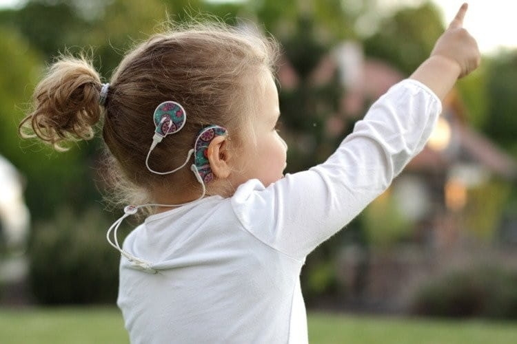 Zawieszka na jeden procesor mowy lub aparat słuchowy - łapa (klips przeźroczysty)