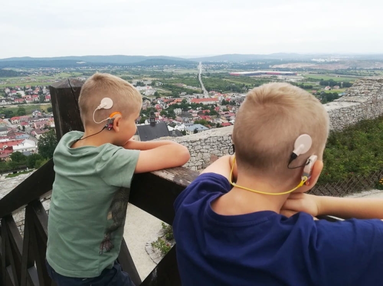 Zawieszka UCHO DO UCHA do procesorów mowy i aparatów słuchowych