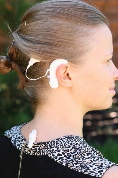 Zawieszka pojedyncza - klips do aparatu słuchowego lub procesora mowy - `niewidzialna` - czarna